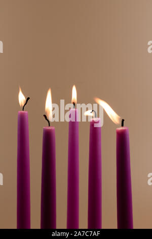 Candele rosa, la masterizzazione. Isolato su sbiadito sfondo arancione, movimento Foto Stock