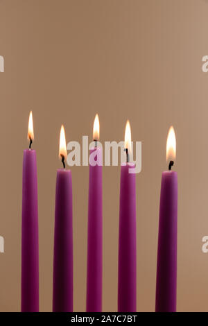 Candele rosa, la masterizzazione. Isolato su sbiadito sfondo arancione Foto Stock