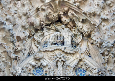 L'Annunciazione scultura sulla facciata della Natività della Sagrada Familia a Barcellona, Spagna Foto Stock