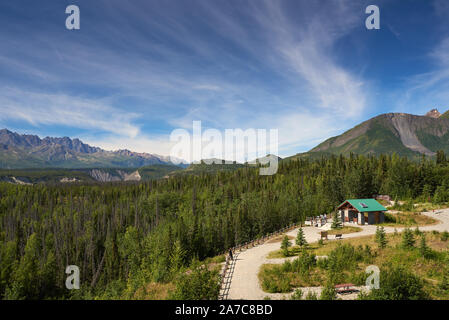 Vista sul sito ricreativo statale del ghiacciaio Matanuska e una piattaforma di osservazione, con le montagne Chugach sullo sfondo. Foto Stock