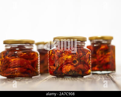Fatta in Casa Conserve di rosso ciliegia secchi pomodori sono confezionati in vasetti di vetro. Foto Stock
