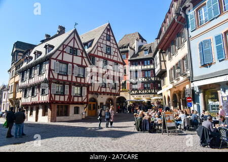 Colmar, Francia - 23 Marzo 2019: vista sulla città vecchia con una bellissima mezza-case con travi di legno e le strade di Colmar. Foto Stock