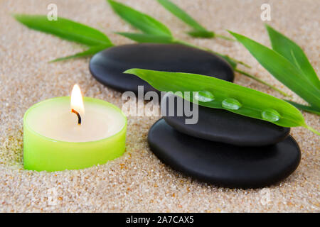 Decorazione di benessere con la pietra e la candela Foto Stock