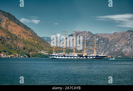Montenegro, in vista di una splendida barca a vela da crociera (barquentine) Star Clipper nella Baia di Kotor, paesaggio, Mare Adriatico. In uno stile retrò Foto Stock
