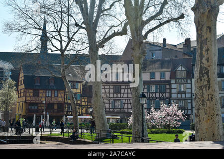 Colmar, Francia - 23 Marzo 2019: vista sulla città vecchia con una bellissima mezza-case con travi di legno e le strade di Colmar Foto Stock