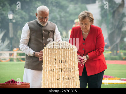 Neu Delhi, India. 01 Nov, 2019. Il cancelliere Angela Merkel (CDU) sorge accanto a Narendra Modi, Primo Ministro dell'India, visitando il Gandhi Smriti Memorial, il luogo dove Gandhi è stato girato e strews fiori su un monumento di pietra. Merkel è a Delhi per il governo German-Indian consultazioni. Credito: Michael Kappeler/dpa/Alamy Live News Foto Stock