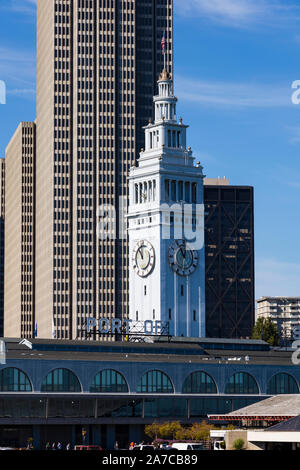 Dal Porto di San Francisco edifici con grattacielo skyline dietro. , California, Stati Uniti d'America. Stati Uniti d'America Foto Stock