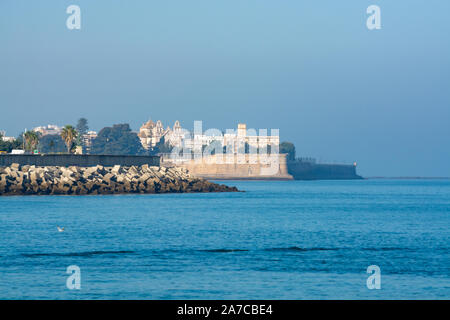 Vista dall'Oceano Atlantico sulla parte vecchia di Cadice, Andalusia, Spagna in estate Foto Stock