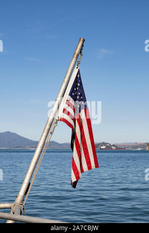 La bandiera nazionale degli Stati Uniti su una barca nella baia di San Francisco, San Francisco, California, Stati Uniti d'America. Stati Uniti d'America Foto Stock