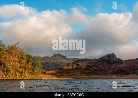 Bella e moody mattina rientrano la luce a Blea Tarn nel Lake District inglese con vedute del Langdale Pikes, e lato luccio durante l'autunno. Foto Stock