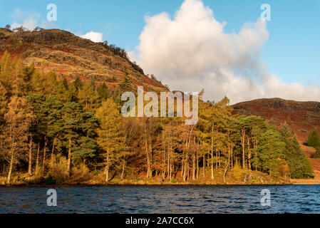 Bella e moody mattina rientrano la luce a Blea Tarn nel Lake District inglese con vedute del Langdale Pikes, e lato luccio durante l'autunno. Foto Stock