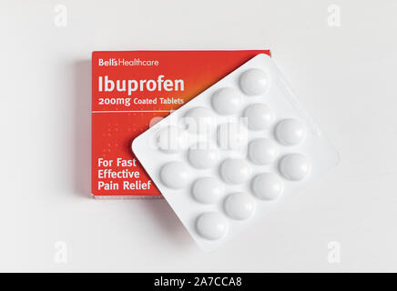 London / UK - 30 Ottobre 2019 - Pacchetto di analgesici a base di ibuprofene, closeup con blister di compresse da Bell's Healthcare Foto Stock