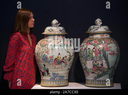 Christie's, Londra, Regno Unito. 1 novembre 2019. Belle ceramiche cinesi e opere d'arte presenta un 227-Selezione molto spanning tre millenni di arte cinese Immagine: una coppia di massiccia e superbamente decorate Famille Rose balaustra Vasetti e coperchi, Yongzheng periodo (1723-1735), preventivo: £120,000-180,000. Credito: Malcolm Park/Alamy Live News. Foto Stock