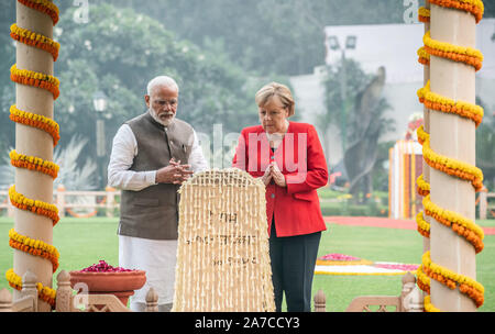 Neu Delhi, India. 01 Nov, 2019. Il cancelliere Angela Merkel (CDU) sorge accanto a Narendra Modi, Primo Ministro dell'India, durante una visita a Gandhi Smriti Memorial, il luogo dove Gandhi è stato girato e piega le mani davanti a un monumento di pietra. Merkel è a Delhi per il governo German-Indian consultazioni. Credito: Michael Kappeler/dpa/Alamy Live News Foto Stock