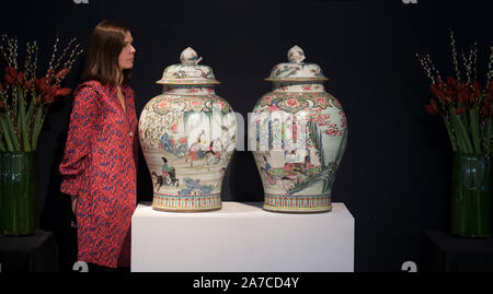 Christie's, Londra, Regno Unito. 1 novembre 2019. Belle ceramiche cinesi e opere d'arte presenta un 227-Selezione molto spanning tre millenni di arte cinese Immagine: una coppia di massiccia e superbamente decorate Famille Rose balaustra Vasetti e coperchi, Yongzheng periodo (1723-1735), preventivo: £120,000-180,000. Credito: Malcolm Park/Alamy Live News. Foto Stock