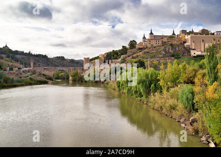 Viste della città fortificata di Toledo, Spagna. San Miguel ponte in background. Castilla la Mancha Foto Stock