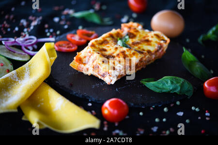 deliziose lasagne fatte in casa - con ingredienti freschi dopo una tradizionale ricevuta italiana Foto Stock