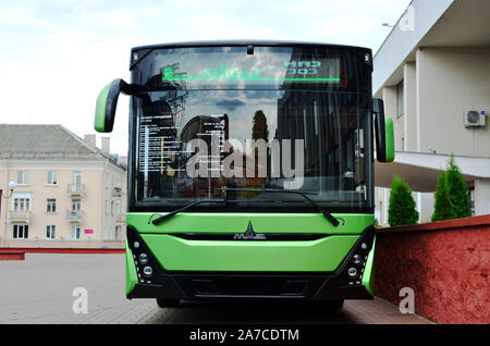 MINSK, Bielorussia - 09 agosto 2019: Minsk Automobile impianto (MAZ) ha introdotto la prima istanza di un terzo-città di generazione di autobus a pianale ribassato MAZ-303 modello w Foto Stock