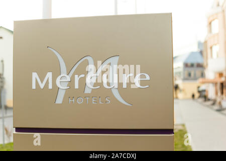 Minsk, Bielorussia - 27 ottobre 2019. Segno del Mercure Hotel a Minsk Mercure Hotel in Downtown at Zybitskaya street Foto Stock
