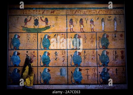 Un membro del personale guarda un murale a premere anteprima di Tutankhamun: tesori del Golden Phaorah mostra alla Saatchi Gallery a Chelsea, Londra. Foto di PA. Picture Data: Venerdì novembre 1,2019. Vedere PA STORIA ARTE Tutankhamon . Foto di credito dovrebbe leggere: Victoria Jones/filo PA Foto Stock