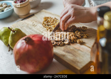 Pere fresche, melograno, essiccato cranberry, formaggio di capra, miele, noci e insalata di spinaci - ricetta casalinga casalinga - la ricetta Foto Stock