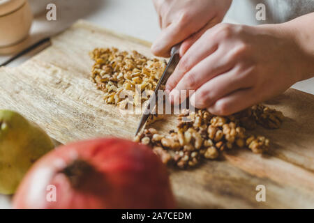 Ricetta casalinga - pera, spinaci, noci, melograno, FORMAGGIO Insalata di violenti sbalzi - close up Foto Stock