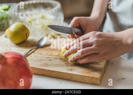 Ricetta casalinga - pera, spinaci, noci, melograno, FORMAGGIO Insalata di violenti sbalzi, close up Foto Stock