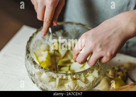 Pere fresche, melograno, essiccato cranberry, formaggio di capra, miele, noci e insalata di spinaci - ricetta casalinga - ricetta casalinga Foto Stock