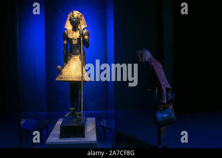 Saatchi Gallery di Londra, Regno Unito. 1 novembre 2019. In legno dorato Statua di Ptah indossa un blu cobalto zucchetto di vetro. Regno di Tutankhamon 1336-1326 A.C. Grand Museo Egizio. Un anteprima con la più grande collezione di 60 di tesori e reperti originali di Tutankhamon la tomba di mai di lasciare l'Egitto. La mostra presso la Saatchi Gallery verranno eseguiti dal 2 novembre fino al 3 maggio 2020. amer ghazzal /Alamy live News Foto Stock