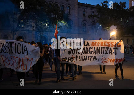 Barcellona, Spagna. 25 ott 2019. Gli studenti devono sostenere per le strade di nuovo contro la repressione e per Amnesty International. Foto Stock