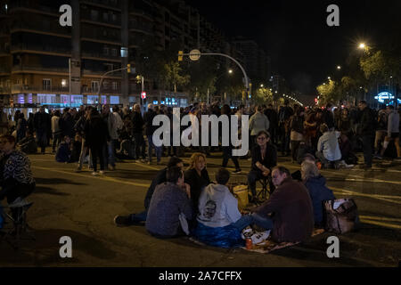 Decine di paesi vicini, solitamente circa un centinaio, tagliare Meridiana Avenue ogni giorno per protestare contro la sentenza del processo del 1° Ott, 2017. Foto Stock