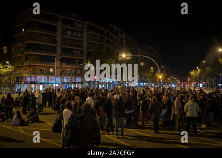 Decine di paesi vicini, solitamente circa un centinaio, tagliare Meridiana Avenue ogni giorno per protestare contro la sentenza del processo del 1° Ott, 2017. Foto Stock