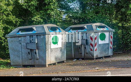 Ferro di grandi contenitori per rifiuti verde zona giorno closeup Foto Stock
