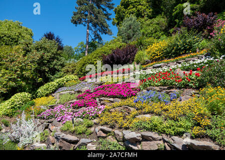 La magnifica vista del giardino con fiori a Tremezzo - Lago di Como in Italia Foto Stock