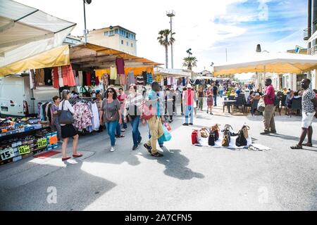 Markenware Gefälschte wird von fliegenden Händlern an der Strandpromenade von Viareggio in der Toskana verkauft. Das Angebot enthält gefälschte Handta Foto Stock