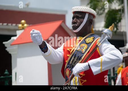 Isola di Barbados Cambio della guardia presso la storica guarnigione. La Sargeant grandi sfilate di fronte a una garitta Foto Stock