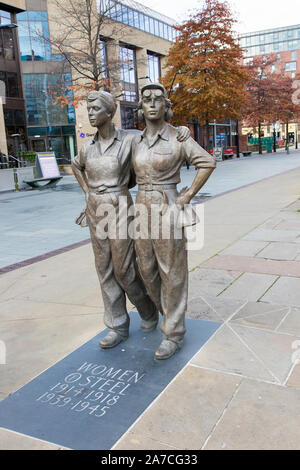 Una statua "Donne di acciaio" dedicato alle donne che hanno lavorato in Sheffield di acciaierie durante le due guerre mondiali. Foto Stock