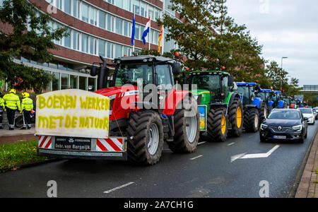 Casa provinciale, l'Aia, Paesi Bassi. Lunedì 14 Ottobre, 2019. Azoto e il governo olandese ha linee-guida. Gli agricoltori olandesi ha preso a protestare a Foto Stock