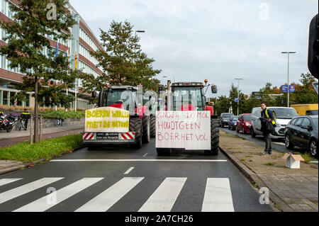 Casa provinciale, l'Aia, Paesi Bassi. Lunedì 14 Ottobre, 2019. Azoto e il governo olandese ha linee-guida. Gli agricoltori olandesi ha preso a protestare a Foto Stock