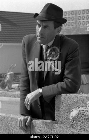 Jeremy Thorpe deputato 1970s elettorato. Thorpe lavora per noi. il suo slogan elettorale. Jeremy Thorpe un politico britannico che ha servito come membro del Parlamento per il North Devon dal 1959 al 1979 sulla pista della campagna elettorale nel suo incontro e saluto del collegio elettorale del North Devon. Ha perso il suo seggio parlamentare liberale in questi anni di elezioni generali. Devon, Inghilterra, aprile 1979. REGNO UNITO HOMER SYKES Foto Stock