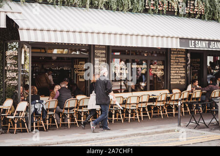 Parigi, Francia - Ottobre 06, 2019: Un caffè accogliente sulle strette stradine del quartiere di Montmartre a Parigi Foto Stock