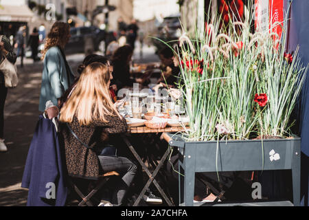 Parigi, Francia - Ottobre 06, 2019: Un caffè accogliente sulle strette stradine del quartiere di Montmartre a Parigi Foto Stock