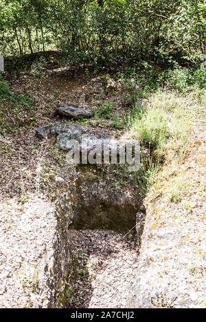 Etruskergräber in der Toskana. In der regione südwestlich von Siena liegen diese Grabfelder der Etrusker, einige Gräber sind freigelegt und lassen sich Foto Stock