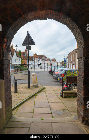 Vista della Amersham Old Town High Street, Buckinghamshire, UK, da archi del mercato hall Foto Stock