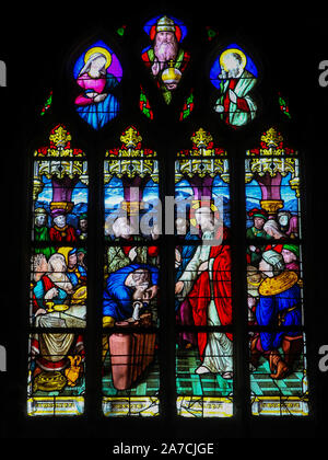 Vetro colorato nella chiesa di San Giacomo a Le Treport, Francia, raffiguranti Gesù e Maria alle nozze di Cana Foto Stock