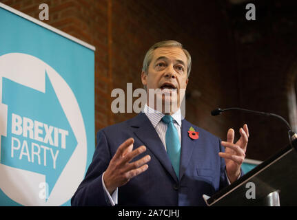 Londra, Regno Unito. 01 Nov, 2019. Brexit leader del partito, Nigel Farage, lancia il Brexit partito della campagna elettorale in Westminster. Credito: Tommy Londra/Alamy Live News Foto Stock