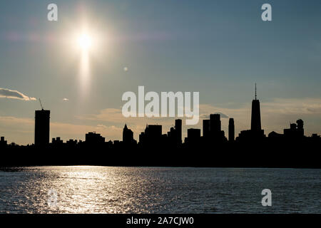 Silhouette di Manhattan Cityscape come si vede dal trasmettitore Park, Brooklyn, New York Foto Stock