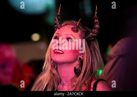 Los Angeles, Stati Uniti. 31 ott 2019. Un partecipante vestito in un costume assiste il carnevale di Halloween in West Hollywood, California.La manifestazione si svolge lungo la famosa Santa Monica Boulevard ed è noto come il più grande del mondo di festa di Halloween e attrae un circa 500.000 persone. Credito: SOPA Immagini limitata/Alamy Live News Foto Stock