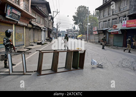 Srinagar, India. 01 Nov, 2019. Di paramilitari troopers stare in guardia durante le restrizioni.Autorità su Venerdì imposto restrizioni nella vecchia città di Srinagar prima della preghiera del Venerdì per mantenere la legge e l'ordine. Nel frattempo, valle del Kashmir hanno continuato a rimanere spegnimento sull'ottantanovesimo giorno consecutivo contro l'abrogazione dell'articolo 370 e la biforcazione del Jammu e Kashmir Stato in due territori dell'Unione da parte del governo indiano. Credito: SOPA Immagini limitata/Alamy Live News Foto Stock