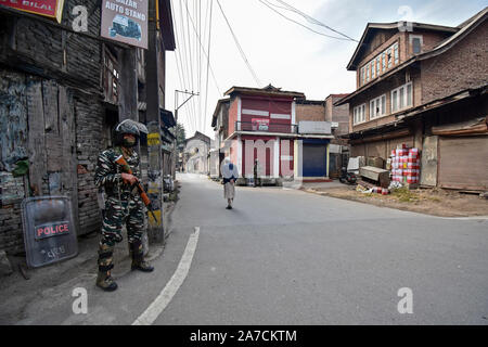 Srinagar, India. 01 Nov, 2019. Un soldato di paramilitari sta di guardia durante la restrizione.Autorità su Venerdì imposto restrizioni nella vecchia città di Srinagar prima della preghiera del Venerdì per mantenere la legge e l'ordine. Nel frattempo, valle del Kashmir hanno continuato a rimanere spegnimento sull'ottantanovesimo giorno consecutivo contro l'abrogazione dell'articolo 370 e la biforcazione del Jammu e Kashmir Stato in due territori dell'Unione da parte del governo indiano. Credito: SOPA Immagini limitata/Alamy Live News Foto Stock